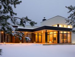 温馨舒缓的中性色调：立陶宛现代住宅设计