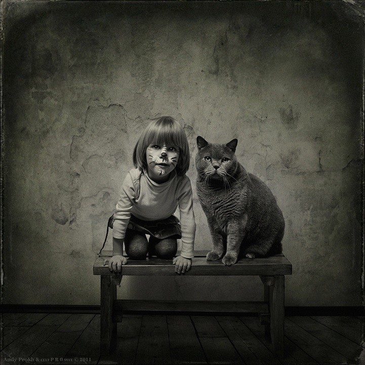Andy Prokh黑白摄影：小女孩与猫咪