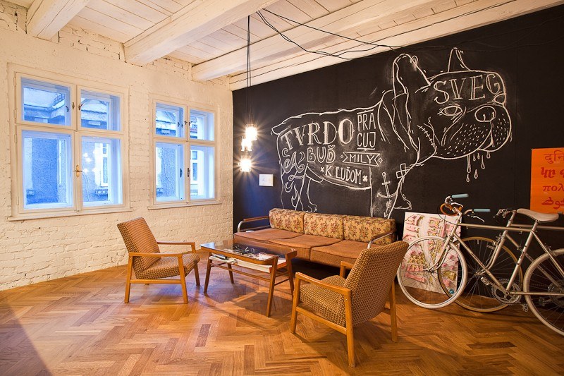 斯洛伐克Bratislava老式公寓变身创意办公空间