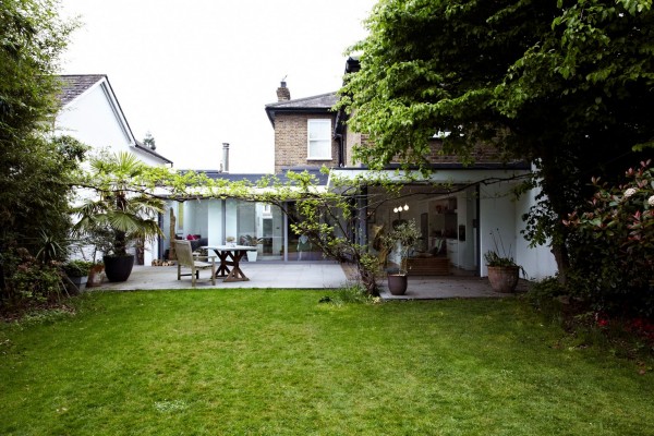 享受自然采光的户外美景：伦敦温馨通透的现代别墅设计