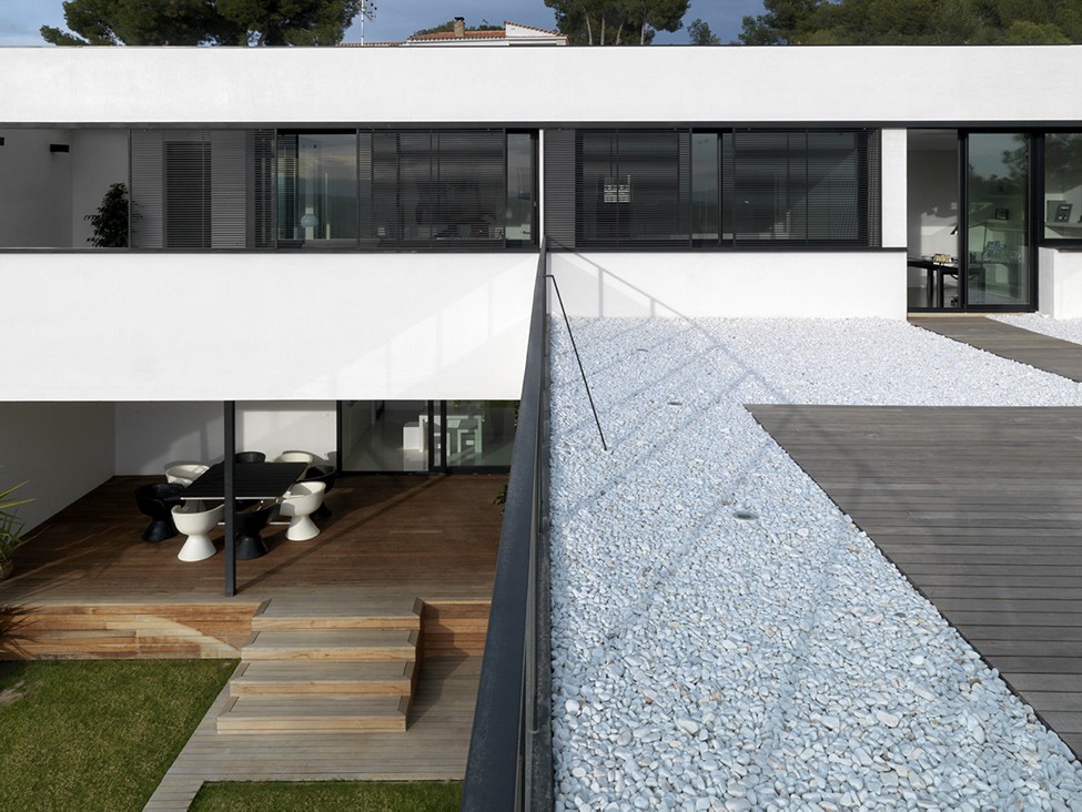 西班牙瓦伦西亚纯白现代别墅设计