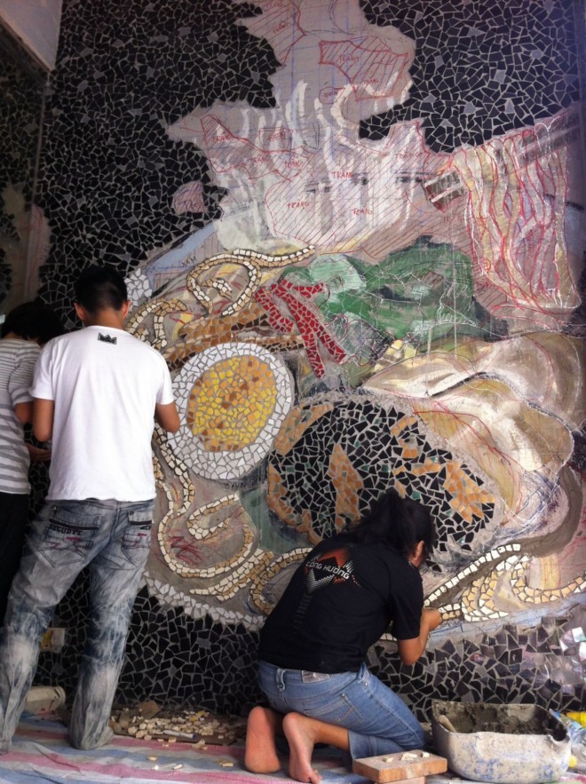 创意马赛克墙绘：胡志明市个性的拉面馆设计