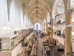 15世纪荷兰教堂变身豪华书店