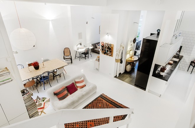 斯德哥尔摩开放式布局的白色复式公寓