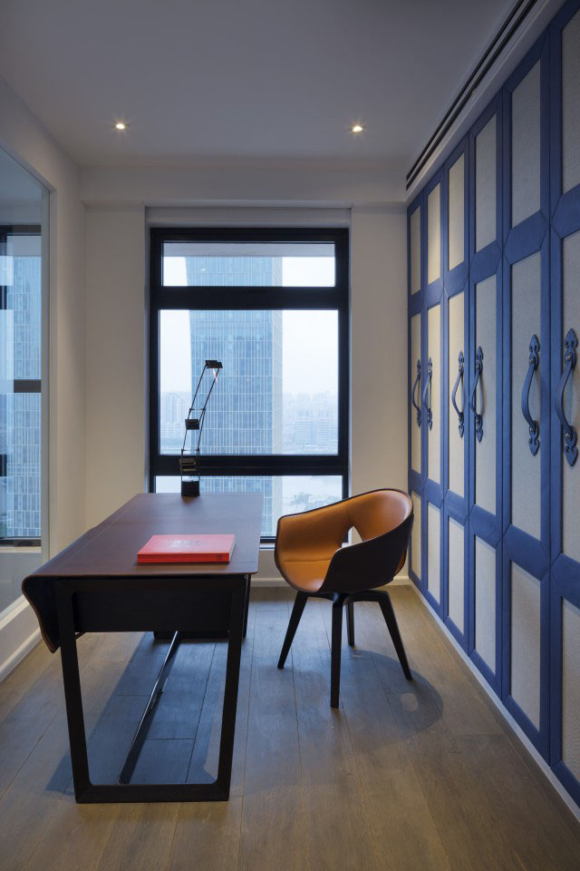 Dariel Studio: 上海蓝色顶层复式公寓