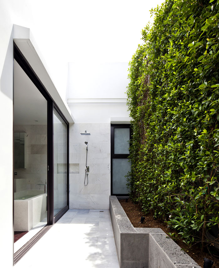 简洁的线条和开放式空间:绿色环绕的舒适别墅