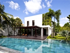 简洁的线条和开放式空间:绿色环绕的舒适别墅