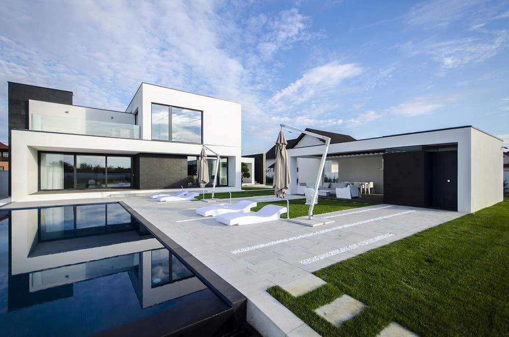 罗马尼亚Timisoara现代黑白别墅设计