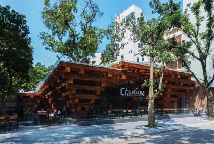 木质框架带来通透光线:越南河内Cheering餐厅设计