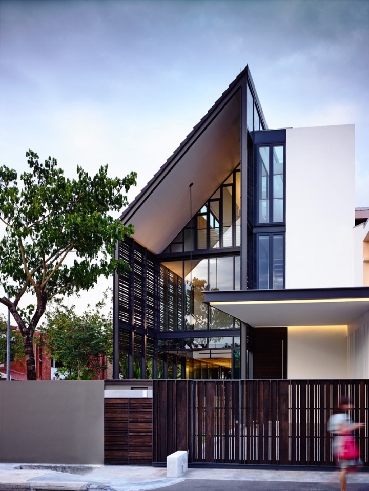 新加坡2层斜角阁楼住宅设计