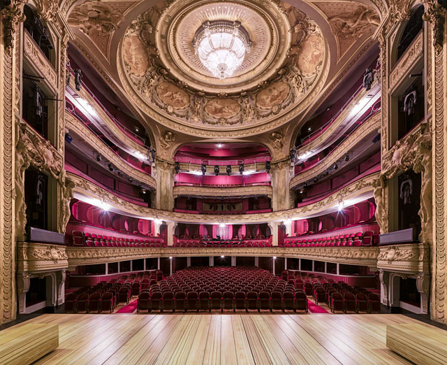 Gilles Alonso建筑摄影:剧院的对称美学