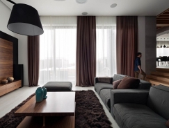 胡桃木的温暖质感:乌克兰复式住宅设计