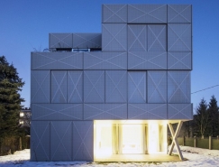 穿孔金属板覆盖的极简装修风格别墅