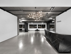 黑白极简风格的SSENSE办公空间设计