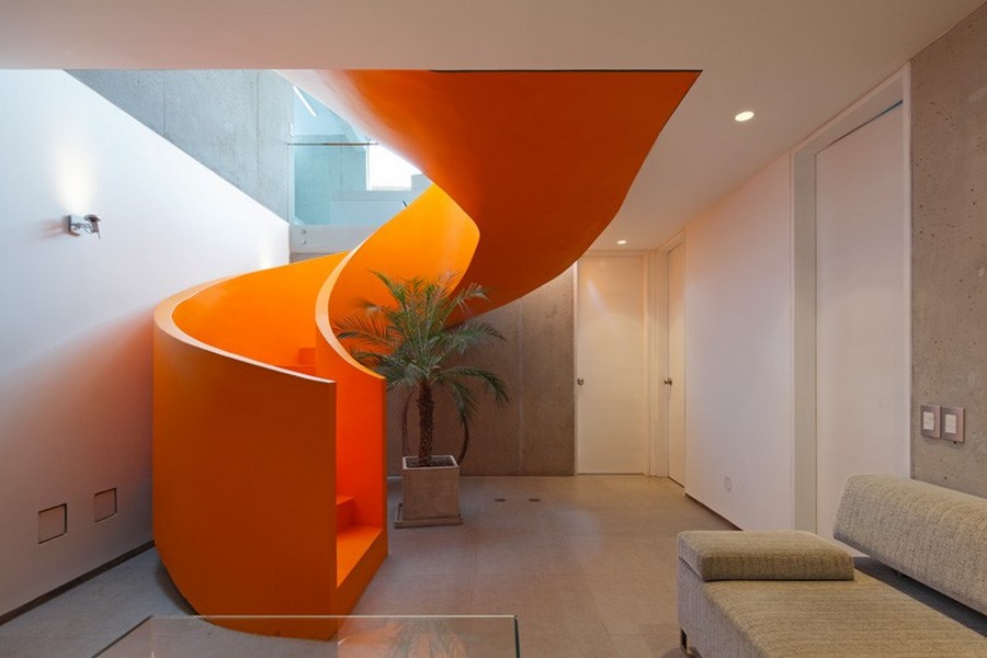 明亮的橙色旋转楼梯:秘鲁Casa Blanca别墅设计