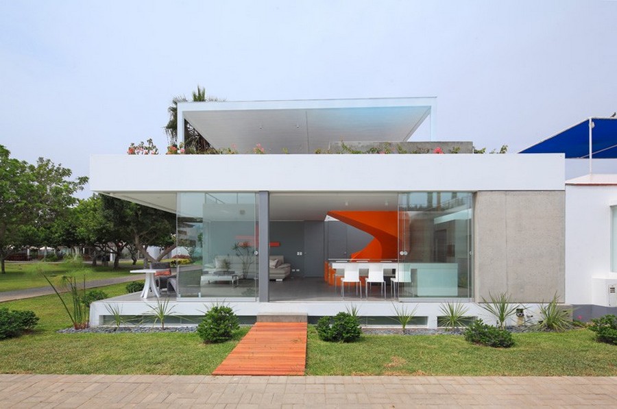 明亮的橙色旋转楼梯:秘鲁Casa Blanca别墅设计