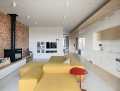 斑驳的红砖墙:简约个性的现代公寓设计