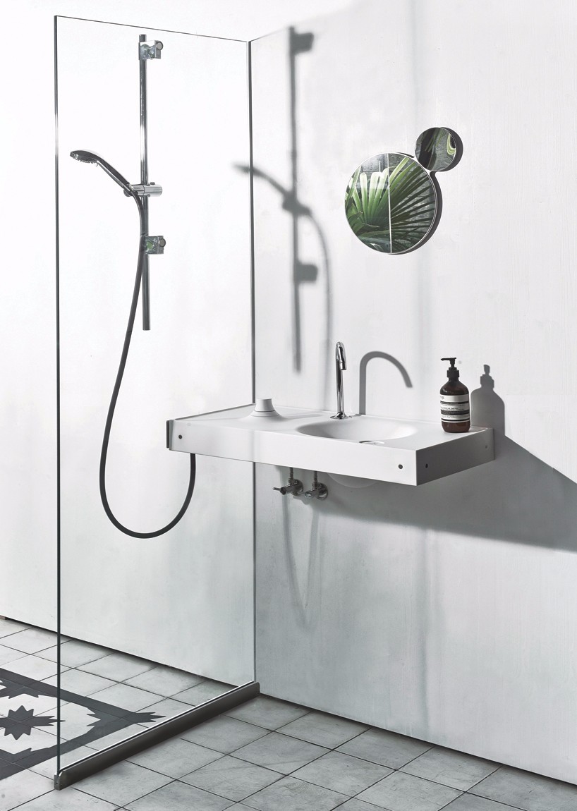 连接洗手盆和淋浴墙的HOST卫浴系统