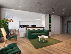 基輔高對比度的極簡公寓設計