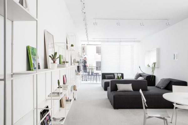 黑与白的魅力:干净简约的黑白公寓设计