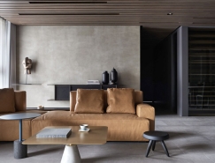 平静自然的深色调极简风格住宅装修设计